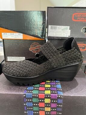 Bernie Mev women’s Lilia gold black shimmer Comfort Stretch Wedge